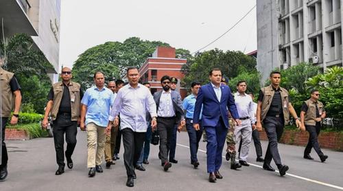 সচিবালয় থেকে পায়ে হেঁটে ওসমানী স্মৃতি মিলনায়তনে প্রধানমন্ত্রী