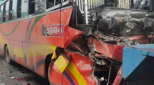 বাস-কাভার্ড ভ্যান সংঘর্ষে নিহত ৩