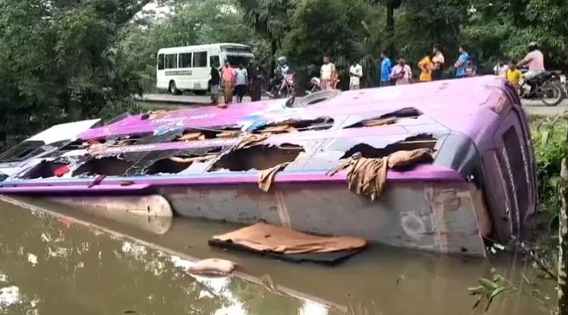 নিয়ন্ত্রণ হারিয়ে পুকুরে পড়লো ডাবল ডেকার বাস, ১৫ পর্যটক আহত