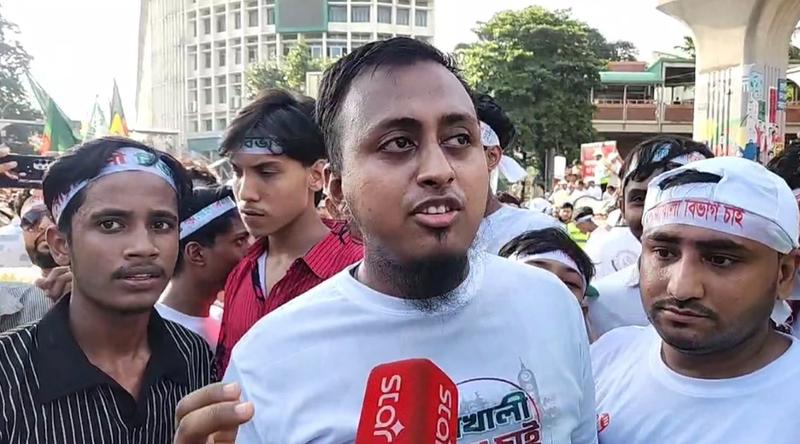 নোয়াখালী বিভাগের দাবিতে শাহবাগ অবরোধ