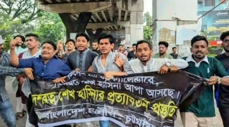 চট্টগ্রামে পুলিশ কমিশনার কার্যালয়ের সামনে নিষিদ্ধ ছাত্রলীগের মিছিল