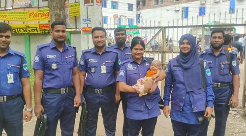 মা পরীক্ষার হলে, শিশুকে আগলে রাখলেন পুলিশ কনস্টেবল