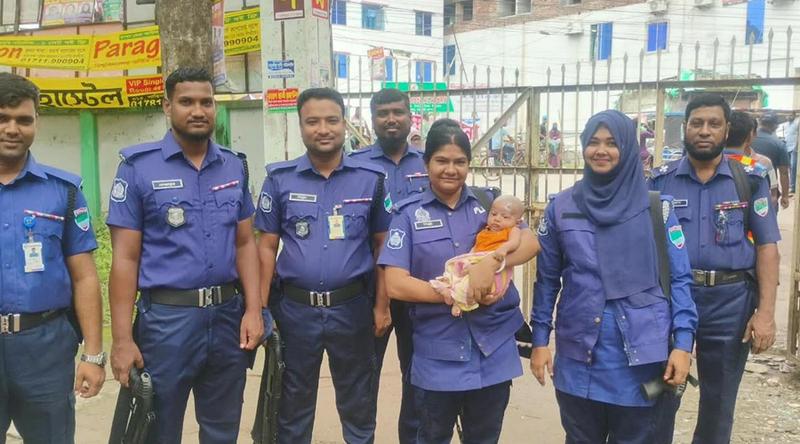 মা পরীক্ষার হলে, শিশুকে আগলে রাখলেন পুলিশ কনস্টেবল