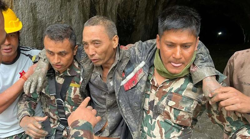 বন্যার ১০ দিন পর টানেল থেকে চীনা নাগরিককে জীবিত উদ্ধার