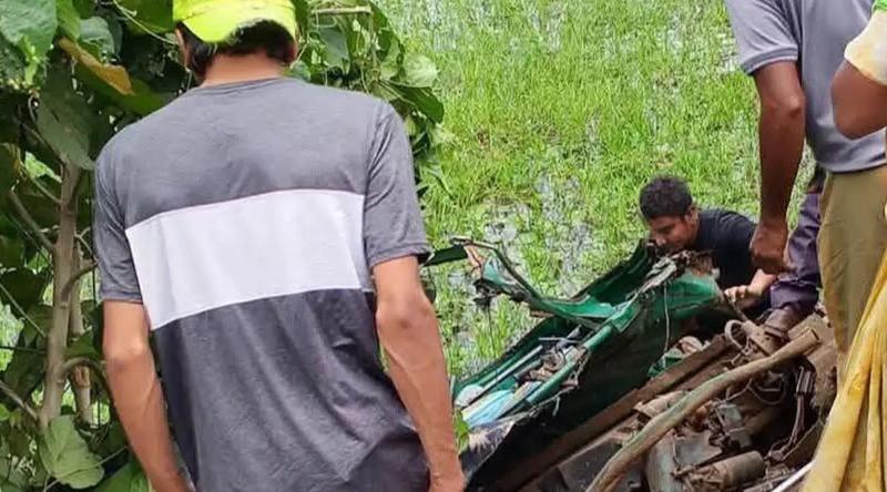 গাজীপুরে সিএনজি-কাভার্ড ভ্যানের মুখোমুখি সংঘর্ষে নিহত ৩