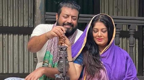 হারিকেন হাতে মৌসুমী, স্মৃতির পাতায় ফিরলেন ওমর সানী
