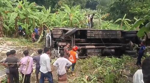 গোপালগঞ্জে যাত্রীবাহী বাস খাদে পড়ে নিহত ৩, আহত অন্তত ৩০