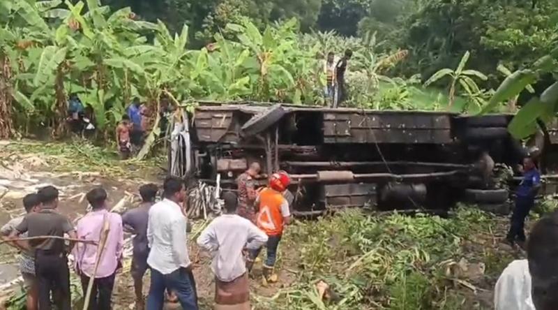 গোপালগঞ্জে যাত্রীবাহী বাস খাদে পড়ে নিহত ৩, আহত অন্তত ৩০