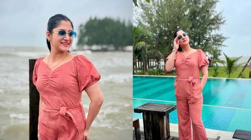 সমুদ্রের মাঝে পূজা চেরির স্নিগ্ধ উপস্থিতি