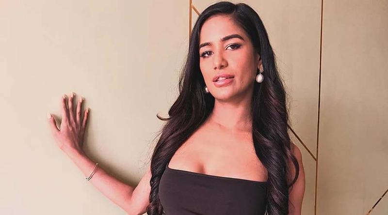 ‘যৌনকর্মের পেশা’ বৈধতার দাবি পুনম পান্ডের, এই কাজকে দিলেন ’সমাজসেবা’ আখ্যা