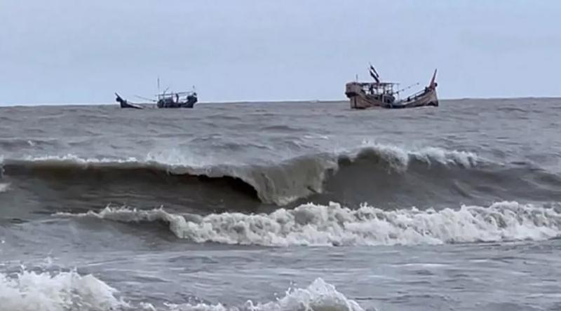 উপকূলে ঝোড়ো হাওয়ার শঙ্কা, সমুদ্রবন্দরে সতর্ক সংকেত