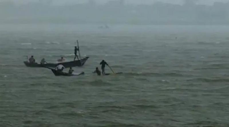 পদ্মায় নৌকাডুবি, ১০ বাংলাদেশিকে উদ্ধার করল বিএসএফ