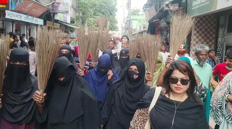 ব্রাহ্মণবাড়িয়ায় রুমিন ফারহানার বিরুদ্ধে ঝাড়ু মিছিল