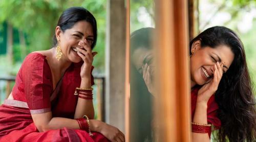 লাল শাড়িতে তিশার লাজুক হাসি, মুগ্ধ ভক্তরা