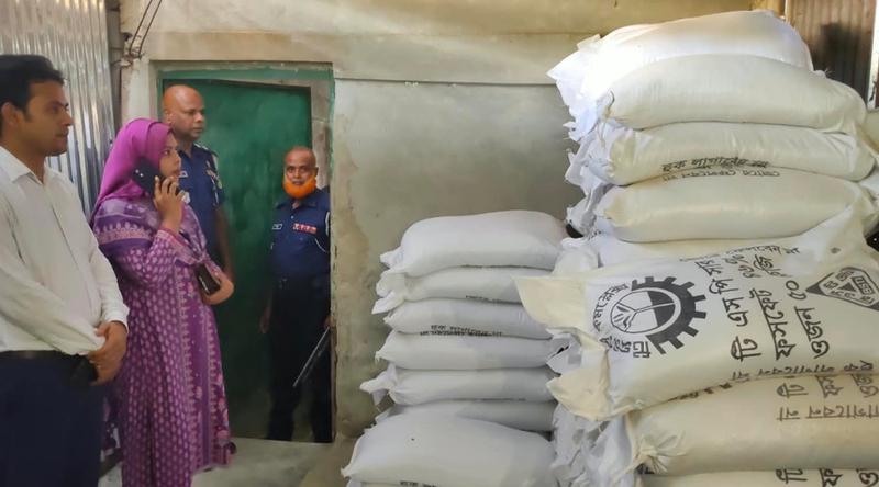 আওয়ামী লীগ নেতার দোকানের তালা ভেঙে ৩ টন সার জব্দ