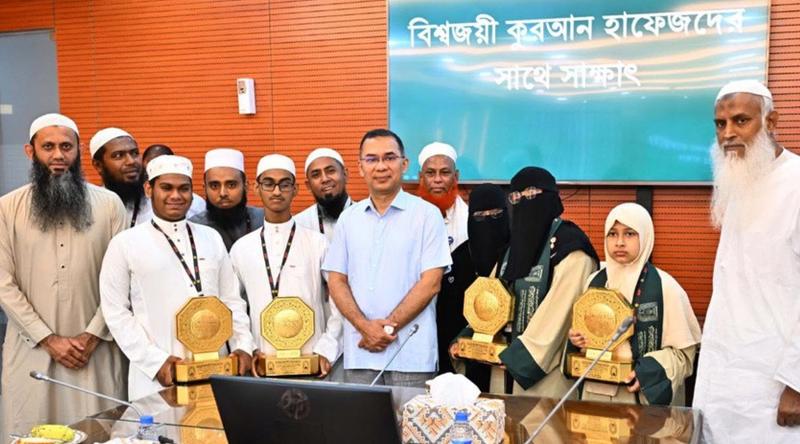 প্রধানমন্ত্রীর সঙ্গে বিশ্বজয়ী কোরআন হাফেজদের সাক্ষাৎ