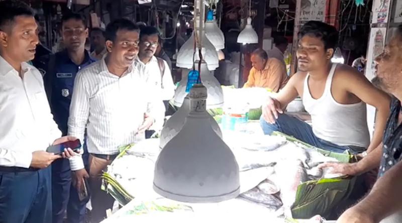 ভারতের ইলিশকে ‘দেশি’ বলে বিক্রি করায় যশোরে আড়তদারকে জরিমানা
