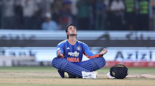 ৩০ বলে সেঞ্চুরি করে অভিষেক শর্মার বিশ্বরেকর্ড