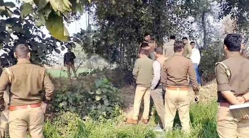 সালোয়ার পরা স্বামীর মরদেহ ঝুলছিল গাছে, অর্ধনগ্ন স্ত্রীর লাশ গাছের সঙ্গে বাঁধা
