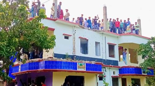 পাবনায় ১০ বছরের শিশুকে ধর্ষণের পর হত্যা, প্রধান অভিযুক্তের বাড়ি ভাঙল জনতা