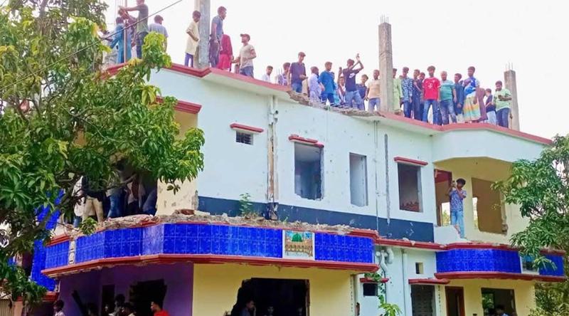 পাবনায় ১০ বছরের শিশুকে ধর্ষণের পর হত্যা, প্রধান অভিযুক্তের বাড়ি ভাঙল জনতা