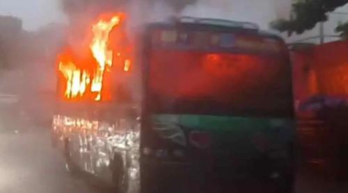 রাজধানীর পল্লবীতে পরিস্থান পরিবহনের বাসে আগুন
