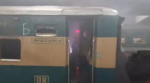 কমলাপুর রেলওয়ে স্টেশনে ট্রেনে আগুন