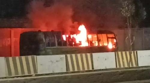 সাভারে পার্কিং করা যাত্রীবাহী বাসে আগুন