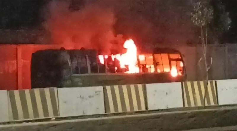 সাভারে পার্কিং করা যাত্রীবাহী বাসে আগুন