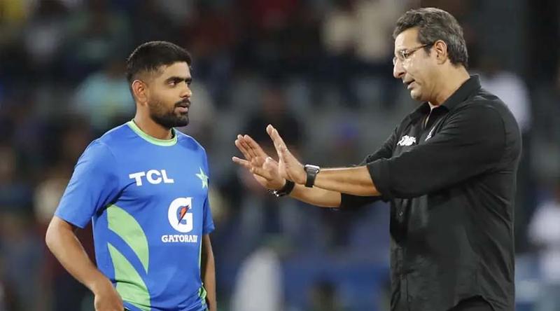 ‘এখানে কি ছোলা বিক্রি করতে এসেছিলে’, বাবরকে আকরামের খোঁচা