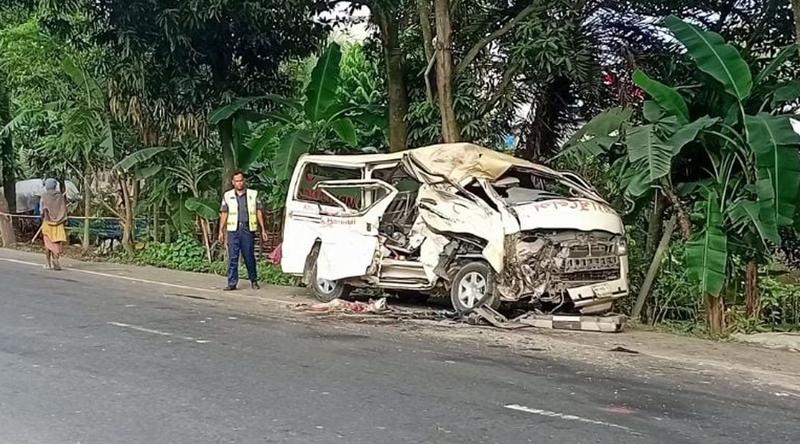 নাটোরে ট্রাক-অ্যাম্বুলেন্স সংঘর্ষে চালক নিহত