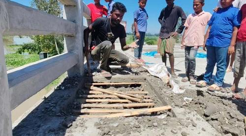 টাঙ্গাইলে ১০ কোটি টাকার ব্রিজ নির্মাণে রডের বদলে বাঁশ দিয়ে ঢালাই