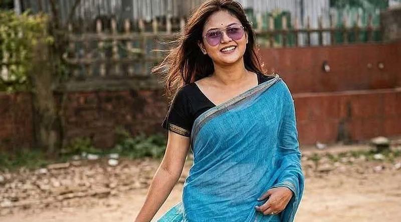 ‘শ্রাবণের মেঘগুলো’ গেয়ে ভাইরাল সেই বিউটি রানি পাল এবার জেলার শ্রেষ্ঠ শিক্ষক