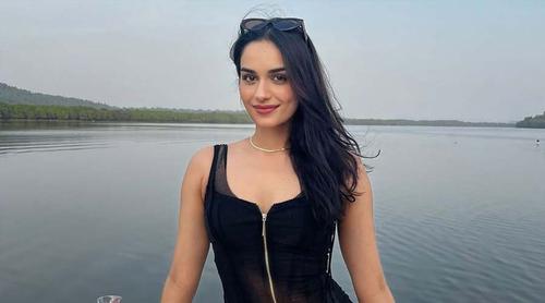পেছন থেকে ছবি তোলায় আপত্তি জানালেন অভিনেত্রী মানুষী