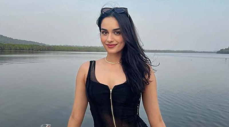 পেছন থেকে ছবি তোলায় আপত্তি জানালেন অভিনেত্রী মানুষী