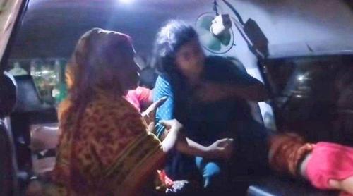 সাপে কাটার পর মেয়ে ও সাপ নিয়ে হাসপাতালে ছুটলেন বাবা