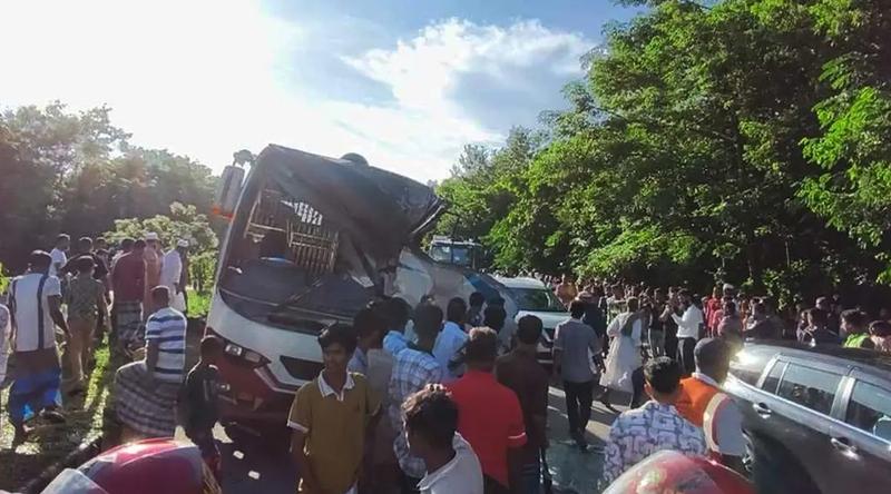 মাদারীপুরে বিকল বাসে আরেক বাসের ধাক্কা, নিহত ৩