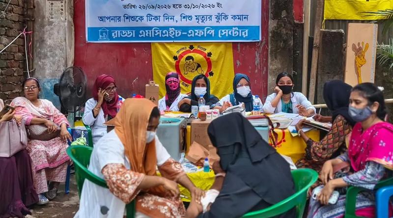 ধ্বংসস্তূপের পাশে বসেই শিশুদের টিকা দিচ্ছে রাড্ডা কেন্দ্র