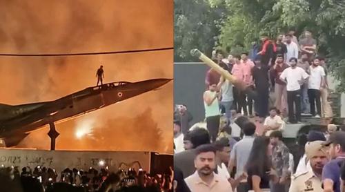 ভারতে মিগ-২৩ যুদ্ধবিমান ও ট্যাংকের ওপর উঠে শিক্ষার্থীদের বিক্ষোভ প্রকাশ