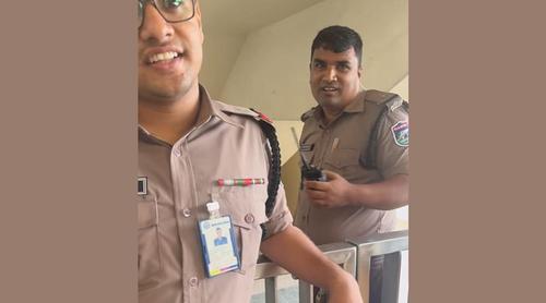 হাফপ্যান্ট পরায় অ্যাথলেট প্রশিক্ষককে মেট্রোস্টেশনে হেনস্তা