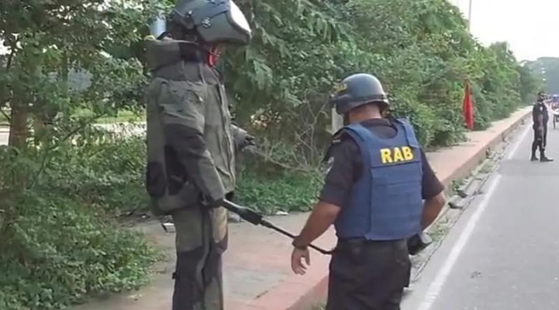 পুরনো বাণিজ্য মেলার মাঠে ২০টি ককটেল ও পেট্রোল বোমা উদ্ধার , চলছে নিষ্ক্রিয়ের কাজ
