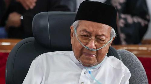 স্ত্রীর মৃত্যুতে ভেঙে পড়েছেন মাহাথির