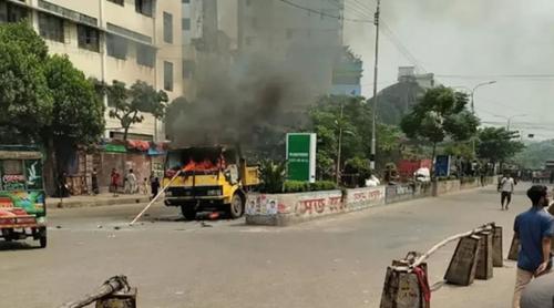 ঢাকায় মিরপুর পুলিশের গাড়ি ভাঙচুর, সিটি কর্পোরেশনের গাড়িতে আগুন