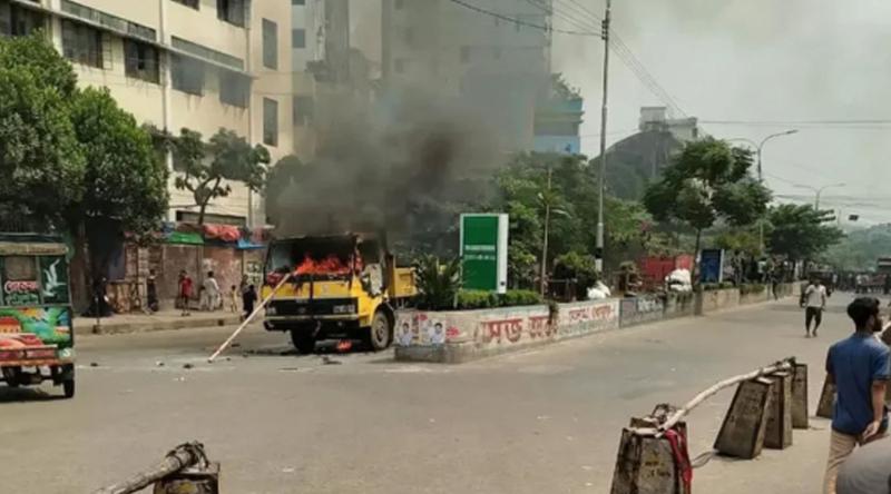ঢাকায় মিরপুর পুলিশের গাড়ি ভাঙচুর, সিটি কর্পোরেশনের গাড়িতে আগুন