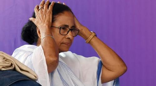 বাড়ি থেকেই বের হতে পারছি না: মমতা